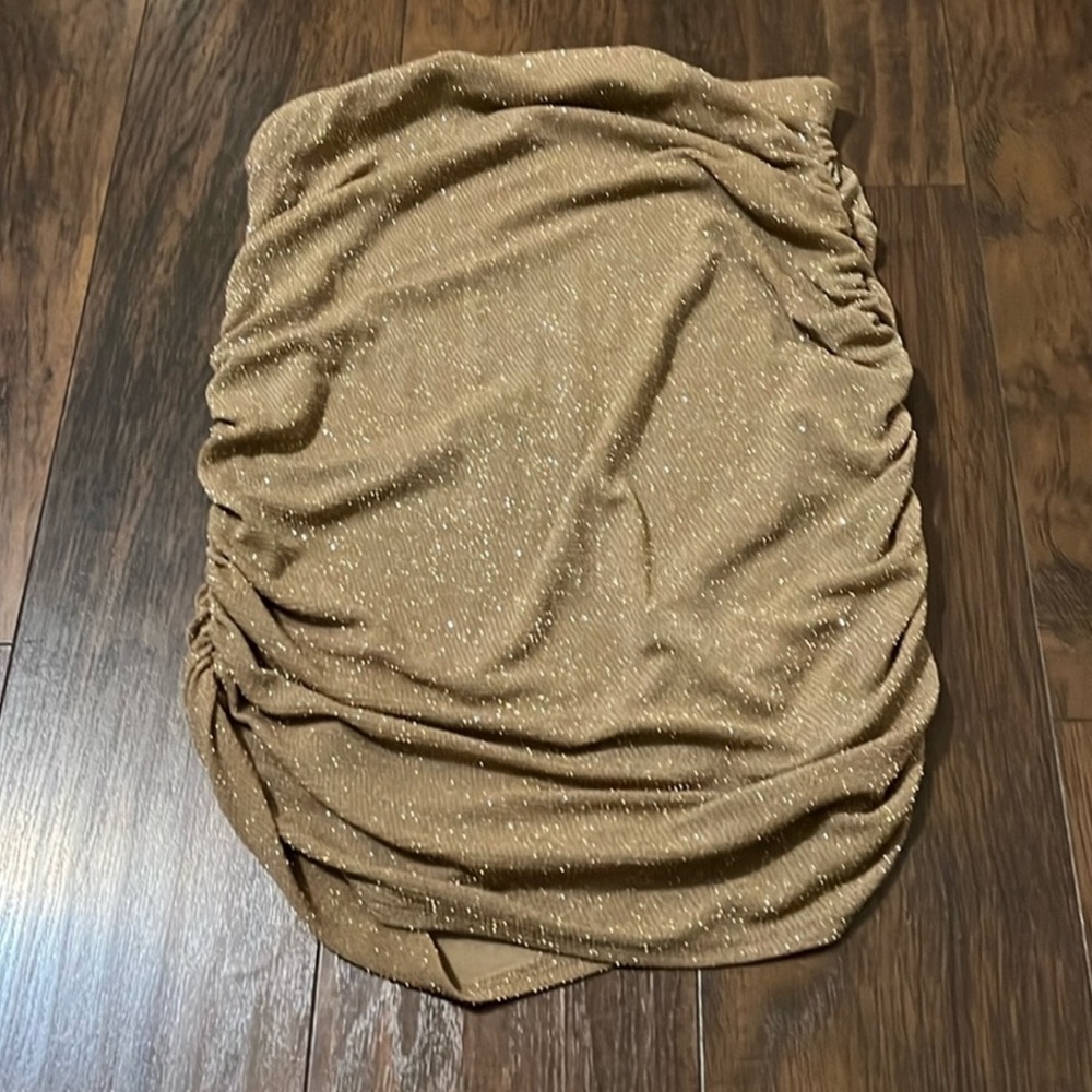 Super cute, stretchy, stylish and sexy skirt!! Hugs your body like a glove!